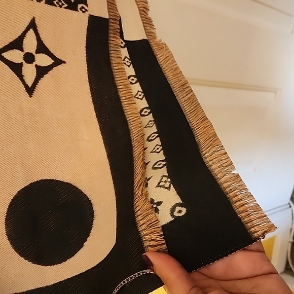 NWOT Reversible Oversized Shawl/Scarf - Picture 10 of 10